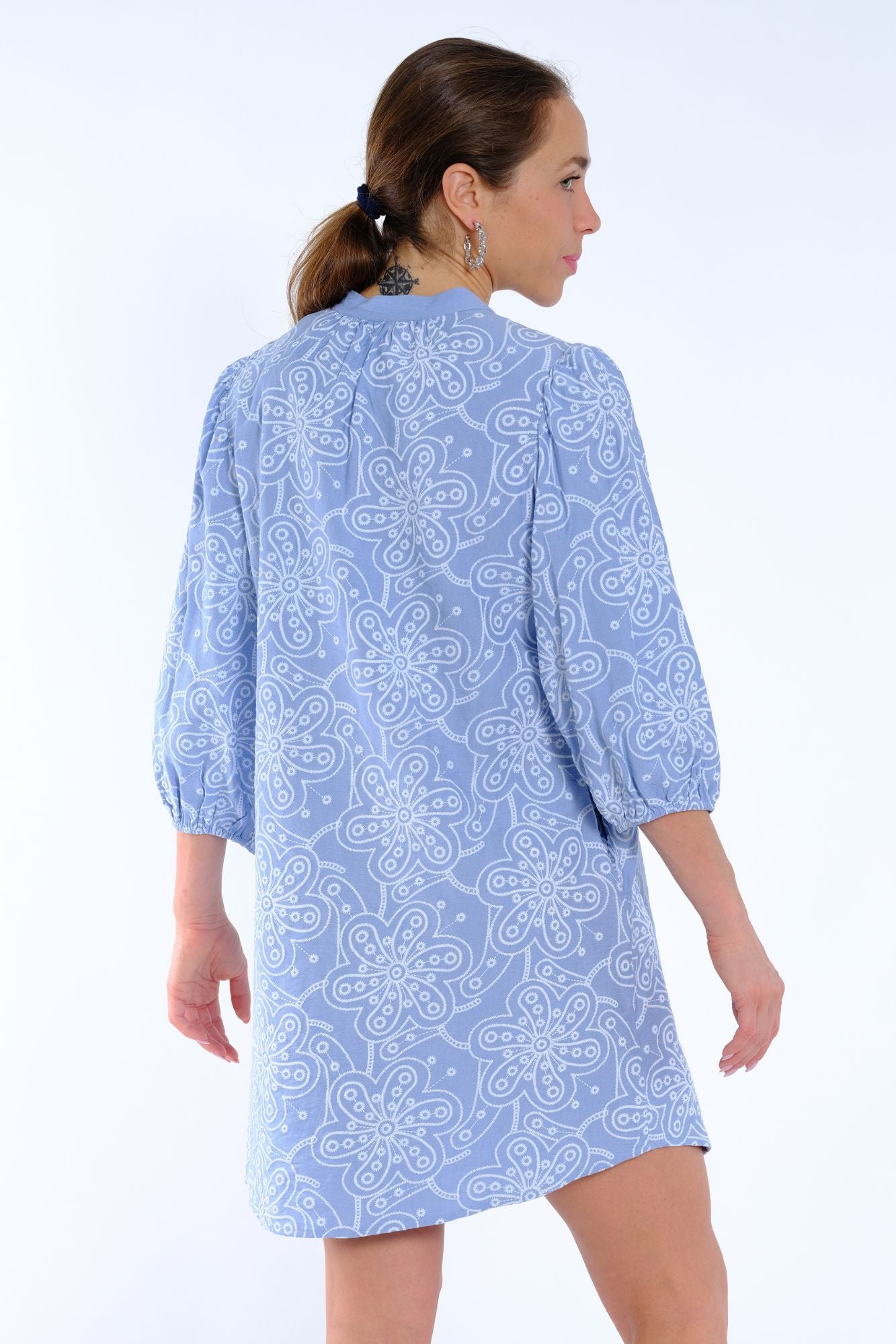 Women’s blue floral print vacation dress with pockets