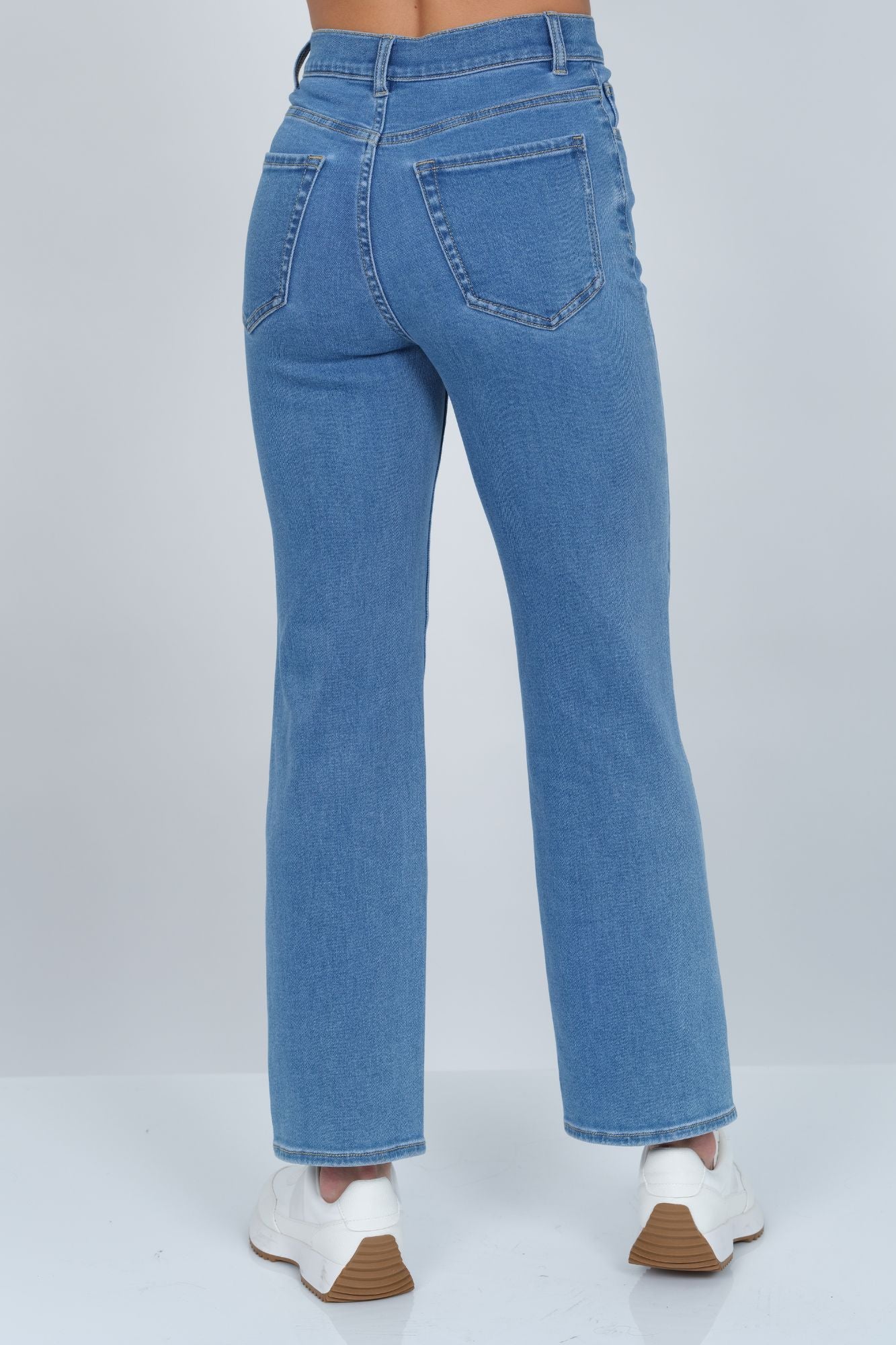 High-waisted mom jeans with pockets 